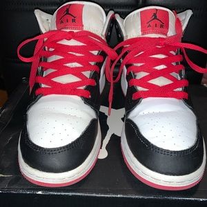 Nike…..Air Jordan’s 1 mid … Gs